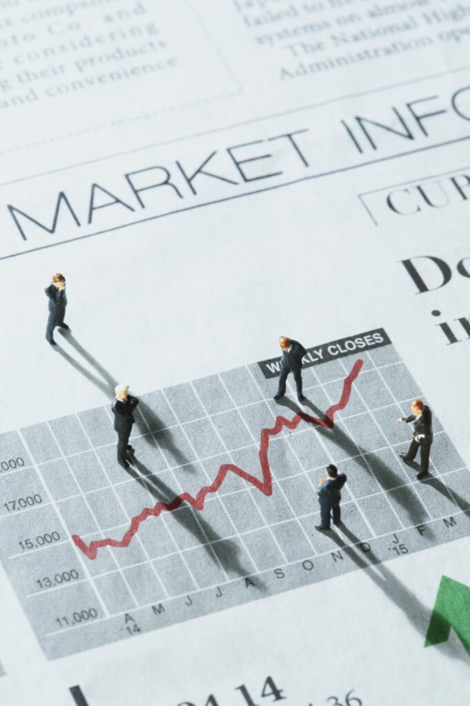 การตลาดสมัยก่อนและปัจจุบันต่างกันอย่างไร? View Miniature Business Professionals Analyzing Market Trends 3 681x1024